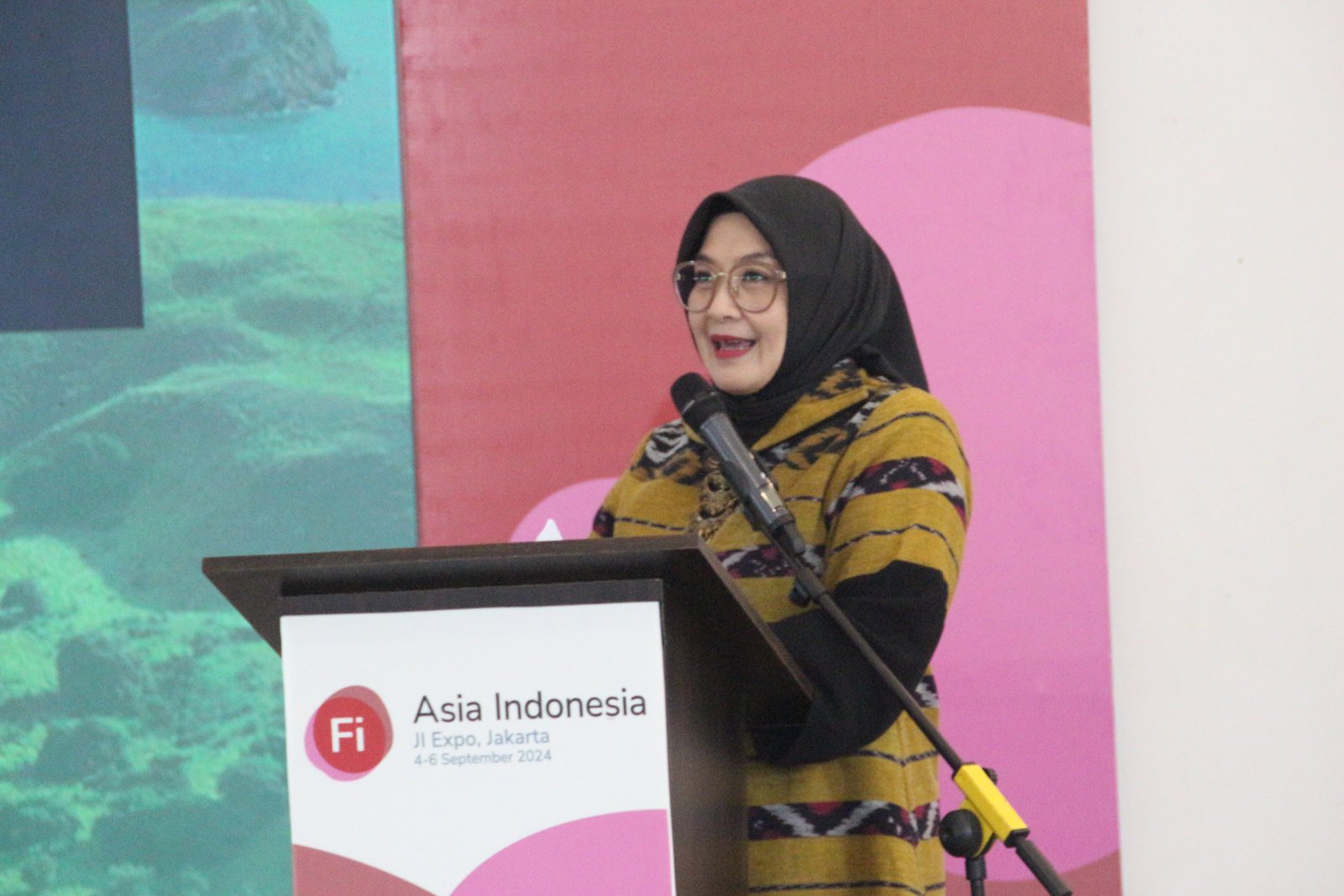 Invited speaker presenting at the Food ingredients Asia Conference podium