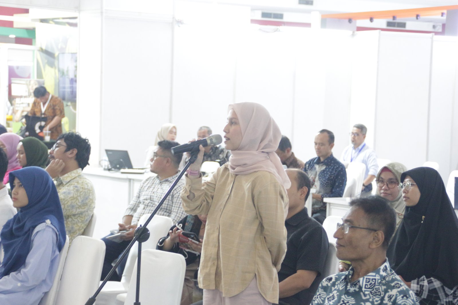 Delegate asking a question during the discussion session